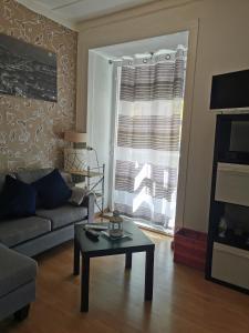 Luz Soriano Apartment في لشبونة: غرفة معيشة مع أريكة وطاولة قهوة