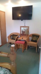 a room with two chairs and a table and a mirror at Shiralee bed and breakfast in Salisbury