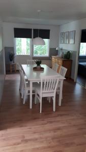 una mesa blanca y sillas en la sala de estar. en Skabram Camping & Stugby en Jokkmokk