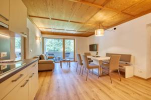 uma cozinha e sala de estar com mesa e cadeiras em Residence Schnals em Senales