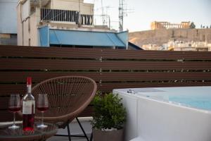 Bazén v ubytovaní Private Jacuzzi & Acropolis View - The Athenian Loft alebo v jeho blízkosti