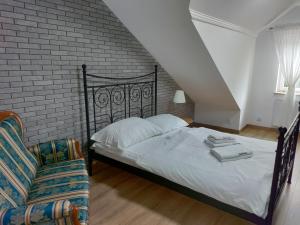 sypialnia z łóżkiem i ceglaną ścianą w obiekcie Zacisze Mazury w mieście Kętrzyn