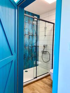 baño con ducha y puerta de cristal en Apartamenty Czerwone Korale, en Chłopy
