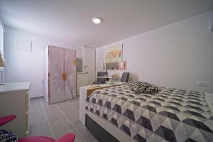 een slaapkamer met een bed, een bureau en een stoel bij Apartments Lux in Makarska