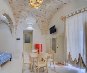 a room with a table and chairs and a ceiling at D House in Ceglie Messapica