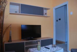 TV a/nebo společenská místnost v ubytování Apartamento A Cascada