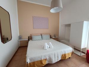 A bed or beds in a room at Hospiton Home