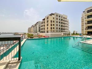 ein großer Pool auf einem Gebäude in der Unterkunft HiGuests - Stylish Apt With Stunning Beach Views and Pools in Dubai