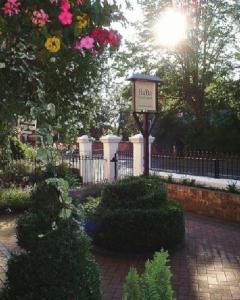 um parque com uma cerca e uma luz de rua em Ba Ba Guest House em Chester