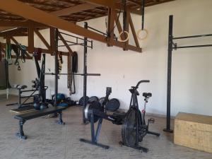 un gimnasio con varias bicicletas estáticas en una habitación en Chácara PALOMA en Jaguariúna