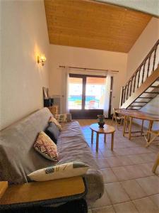 un salon avec un canapé et une table dans l'établissement Résidence Les Arcades 2 pièces 8 personnes, à Saint-Étienne-en-Dévoluy 2 autres photos