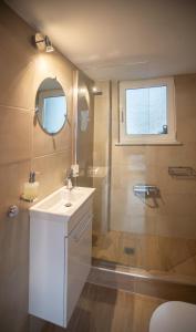 Kúpeľňa v ubytovaní Private Jacuzzi & Acropolis View - The Athenian Loft + 16 fotografií
