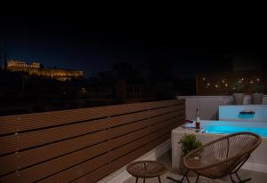 Bazén v ubytovaní Private Jacuzzi & Acropolis View - The Athenian Loft alebo v jeho blízkosti