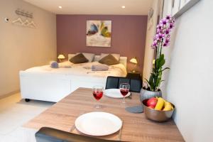 um quarto com uma mesa com dois copos de vinho em Studio Excellent 21 em Soesterberg