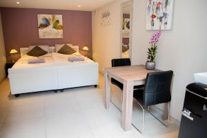 a bedroom with a bed and a table and a bed at Studio Excellent 21 in Soesterberg