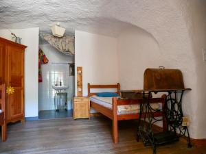1 dormitorio con 1 cama y 1 mesa en Chalet le Genepy with amazing views!, en Molines-en-Queyras