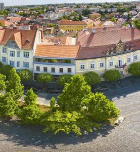 una vista aérea de un edificio con árboles delante en Óváros Residence, en Veszprém