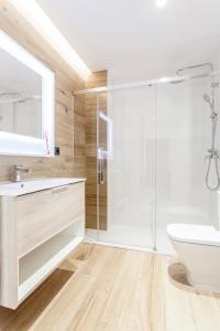 y baño con lavabo blanco y ducha. en CASA ESPECTACULAR DE DISEÑO CON JARDIN INTERIOR, en Valencia