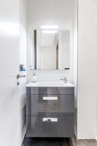 uma casa de banho com um lavatório e um espelho em CASA ESPECTACULAR DE DISEÑO CON JARDIN INTERIOR em Valência