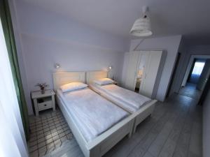 una camera con un grande letto di Casa Calin a Crișan