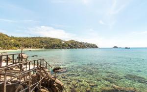 uma vista para uma praia com rochas e a água em Taatoh Seaview Resort - SHA Plus em Ko Tao