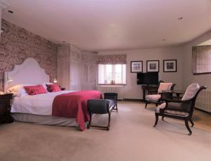 een slaapkamer met een groot bed en een piano bij Leeds Castle Maiden's Tower in Maidstone