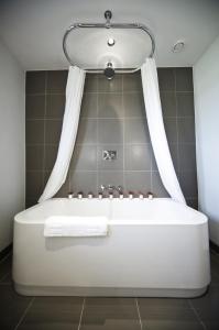 uma banheira na casa de banho com um chuveiro em Leeds Castle Maiden's Tower em Maidstone