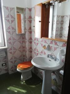 a bathroom with a toilet and a sink at Roby in Cascine