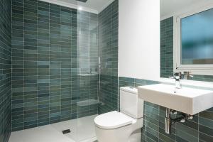 ein Badezimmer mit einer weißen Toilette und einem Waschbecken in der Unterkunft NEW Apartment & Terrace. Steps to Ondarreta Beach in Añorga-Lugariz + 18 Fotos