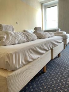 Łóżko lub łóżka w pokoju w obiekcie Hotel Tabor Rooms