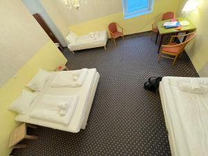 Łóżko lub łóżka w pokoju w obiekcie Hotel Tabor Rooms