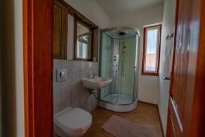 ein Bad mit einer Dusche, einem WC und einem Waschbecken in der Unterkunft Szellő Porta in Szellő