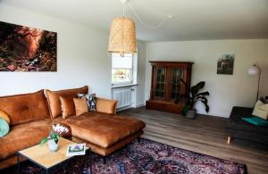 a living room with a couch and a table at Ferienwohnung Familienglück in Tutzing