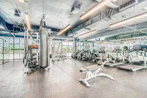 un gimnasio con varias cintas de correr y equipo cardiovascular en Sentral Wynwood, en Miami