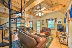 una sala de estar con un loft con una escalera en Golfers Retreat Guntersville Lake On-Site, en Guntersville