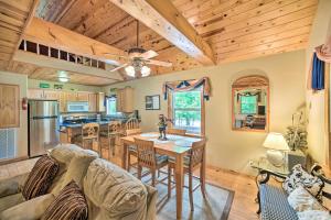 cocina y sala de estar con sofá y mesa en Golfers Retreat Guntersville Lake On-Site, en Guntersville