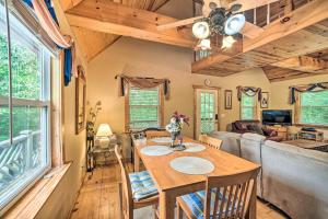 TV a/nebo společenská místnost v ubytování Golfers Retreat - Cabin in Resort + 22 fotografií