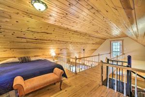 1 dormitorio con 1 cama en el techo de madera en Golfers Retreat Guntersville Lake On-Site, en Guntersville
