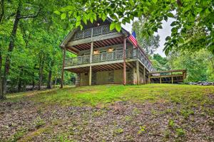 una casa en una colina con una bandera americana en Golfers Retreat Guntersville Lake On-Site, en Guntersville