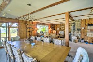comedor con mesa de madera y sillas en Scenic Lake Almanor Home with Mountain Views!, en Lake Almanor