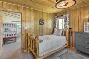 1 dormitorio con 1 cama y reloj en el techo en Scenic Lake Almanor Home with Mountain Views!, en Lake Almanor