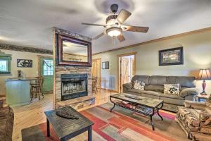 Una sala de estar con un sofá y una chimenea. en Cabin in Resort - half Mi to Guntersville Lake!, en Guntersville