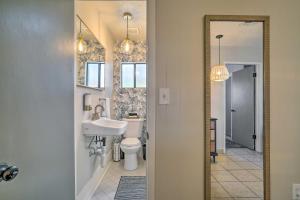 Ένα μπάνιο στο El Paso Cottage - Walk to UMC and Texas Tech! +19 φωτογραφίες