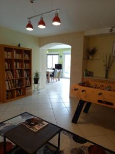 sala de estar con mesa de ping pong y sala de estar en Le jardin d'Anatole, en Bourges