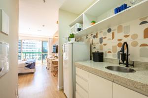 cocina con fregadero y nevera en BSB STAY EXECUTIVE FLATS PARTICULARES -SHN, en Brasilia