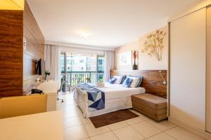 um quarto de hotel com uma cama e uma varanda em BSB STAY EXECUTIVE FLATS PARTICULARES -SHN em Brasília