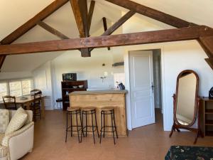 cocina y sala de estar con vigas de madera. en Gites le Mathelin, en Lamothe-Montravel