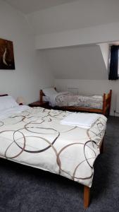 Victoria's Apartment - 3 Large Bedroom في بلاكبول: غرفة نوم بسريرين في غرفة