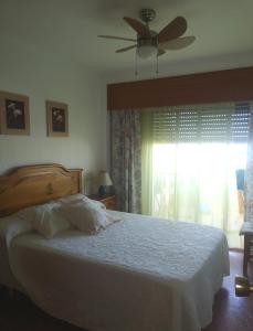 クリェラにあるApartamento Florazar 2, 8ºCのベッドルーム1室(天井ファン、窓付)