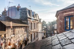 uitzicht op een straat met gebouwen bij Les Maisons de Maje - Le Lingot in Honfleur